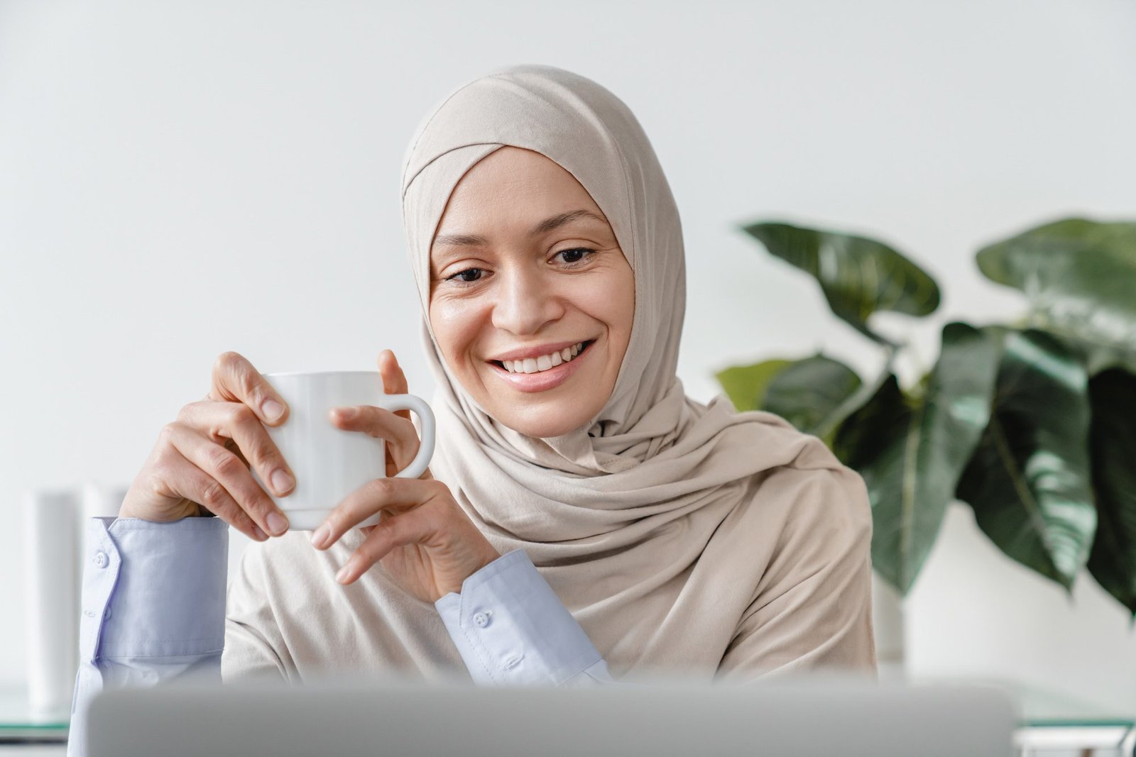 Relaxed arabian muslim mature businesswoman in hijab tutor teacher lecturer watching webinar