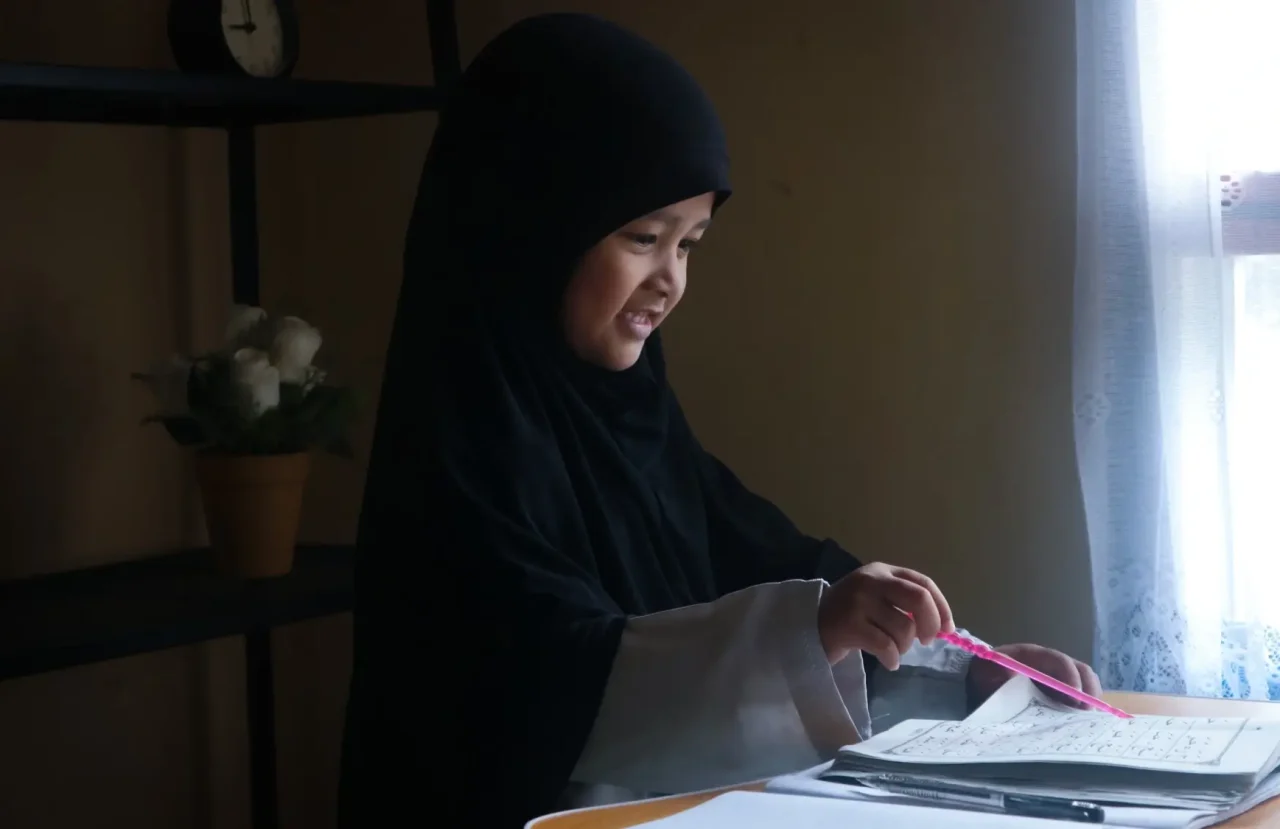 a-muslim-girl-is-learning-to-read-the-quran