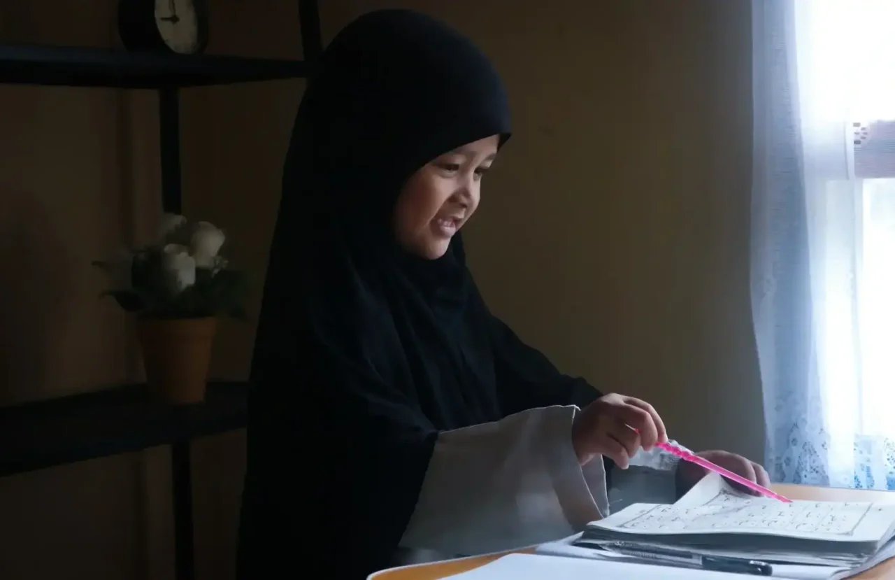 a-muslim-girl-is-learning-to-read-the-quran