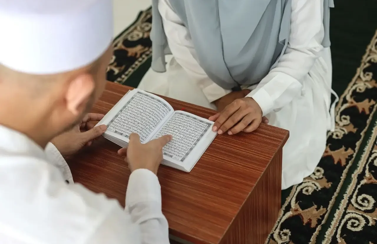 asian-muslim-couple-reading-holy-quran-together