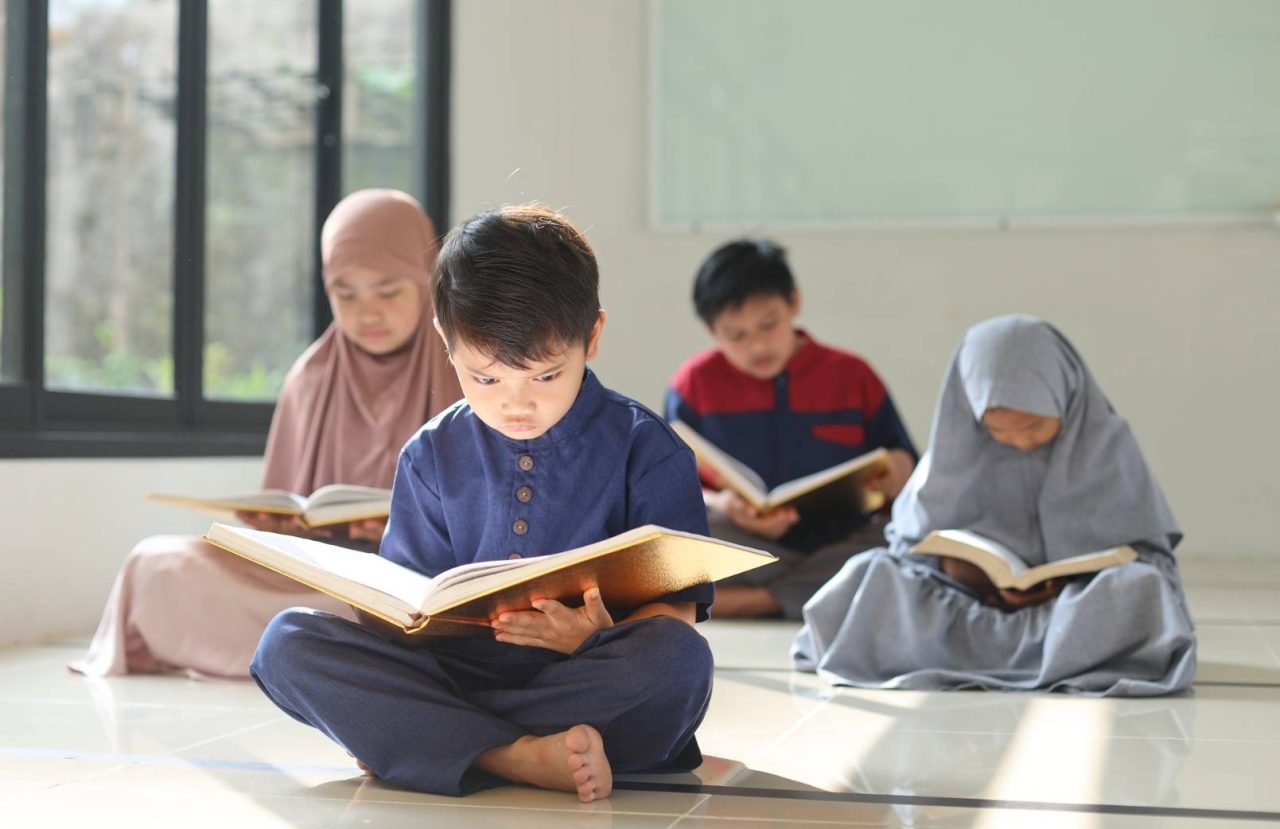 imresizer-little-kid-sitting-in-front-and-focus-reading-kor