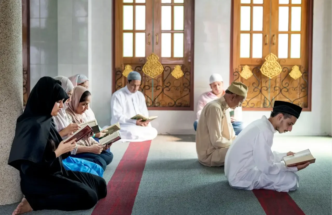 muslims-reading-from-the-quran (1) (1) (1)